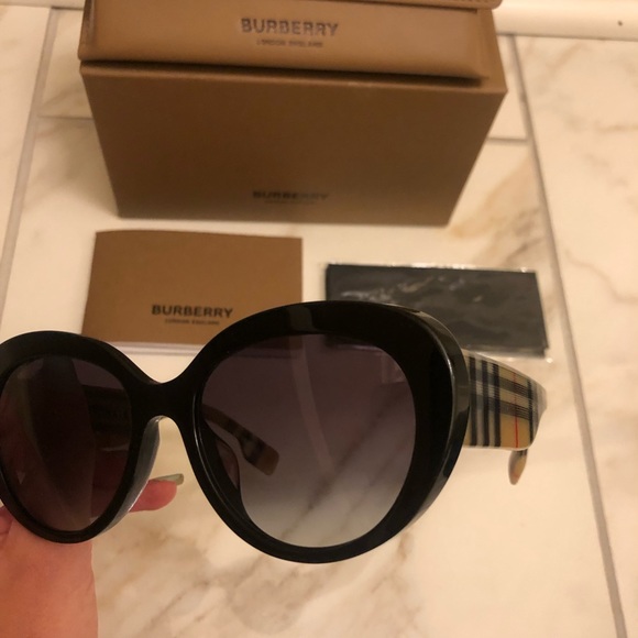 🔥NEW BURBERRY SUNGLASSES 🔥 - Picture 8 of 11
